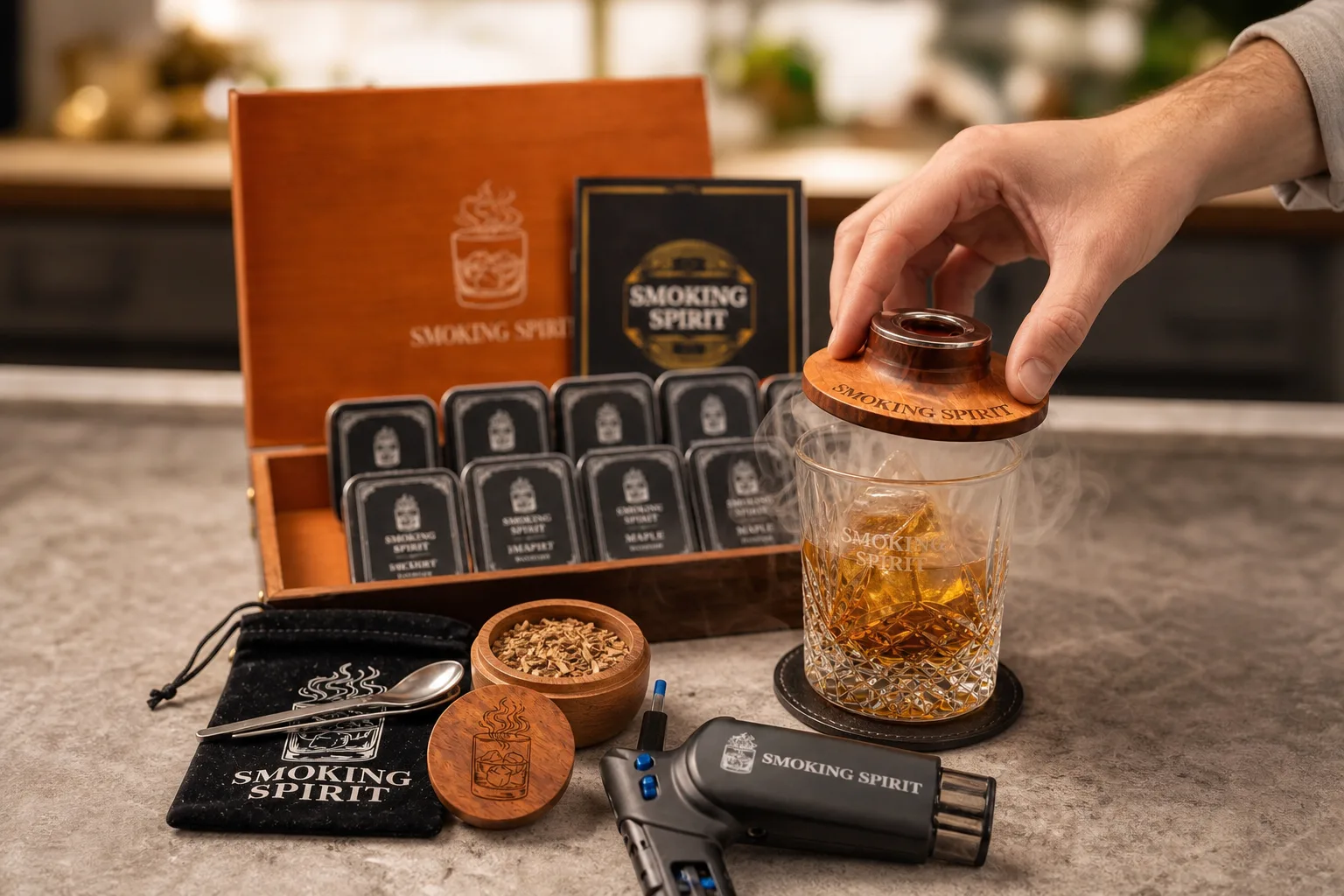 Konyhapultnál egy férfi kézi whiskey füstölő kupolát emel le egy alacsony pohárról, a pohárban jégkockák és borostyánszínű ital, körülötte tölgyfaforgácsos kis tálka, zsebsárkány és egy nyitott fadoboz tartozékokkal.