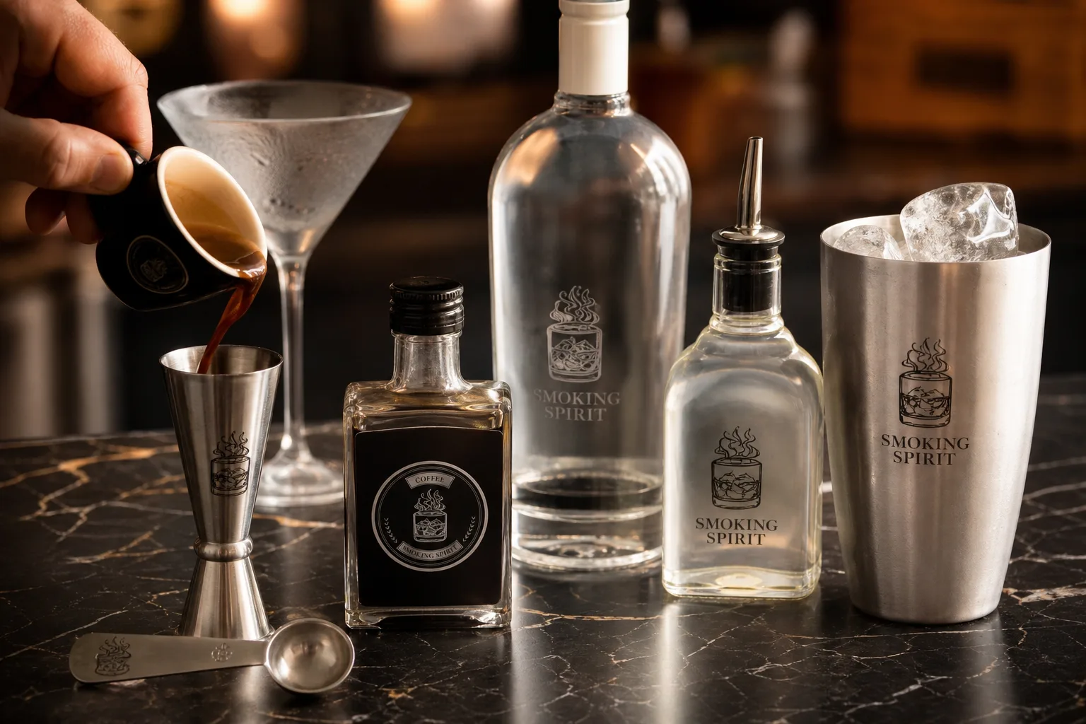 Márvány konyhapulton sorba rendezett jigger, mérőkanál, eszpresszós csésze, kávélikőrös kis üveg, vodka, cukorszirupos kiöntő és jéggel teli shaker; egy kéz pontosan a jiggerbe önti az eszpresszót, a háttérben lehűtött koktélospohár párásodik.